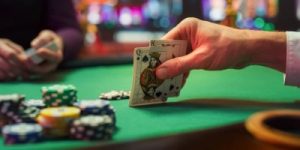 Luật chơi Poker – Chi tiết các vòng cược hấp dẫn và sai lầm cần tránh