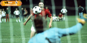 Panenka là gì? Lịch sử, kỹ thuật và những huyền thoại của cú sút penalty táo bạo